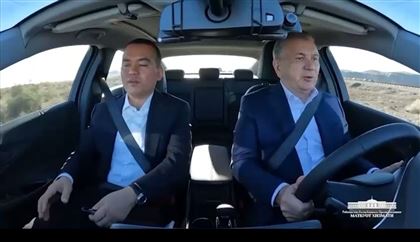 Президент Узбекистана лично сел за руль и проверил качество дорог
