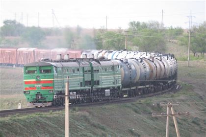 Грузовой поезд из Беларуси сошел с рельсов на станции в Алматинской области