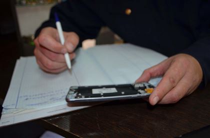 В Актобе лжеполицейский забрал мобильный телефон у школьника
