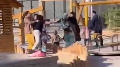 Женщины подрались на детской площадке из-за велосипеда в Жанаозене
