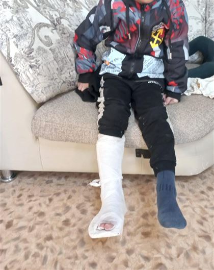 Акимат Караганды прокомментировал падение футбольных ворот, которое привело к перелому ноги у ребенка