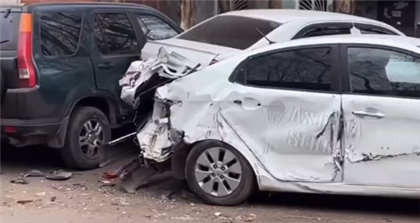 КамАЗ повредил целый ряд автомобилей в Астане