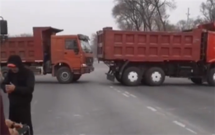 Водители грузовиков перекрыли Кульджинский тракт рядом с Алматы - видео