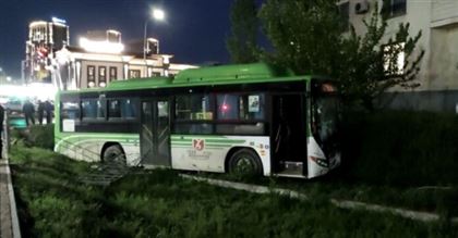 Сорвался с тормозов: четыре человека погибли под колесами автобуса в Шымкенте
