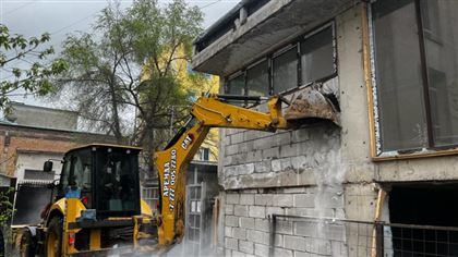 В центре Алматы снесли незаконно построенную пристройку