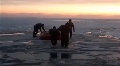 В ВКО на озере Зайсан рыбаков унесло на отколовшейся льдине