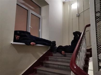 В Павлодаре мужчины в подъезде устроили застолье