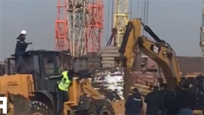 Водитель погрузчика мешал сносить незаконно построенный ЖК в Астане -  видео