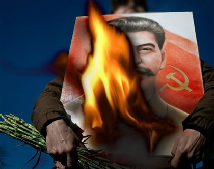 «9 мая казахстанцы должны сжигать портреты Сталина, а не выходить с ними на парад» ― обзор казпрессы 