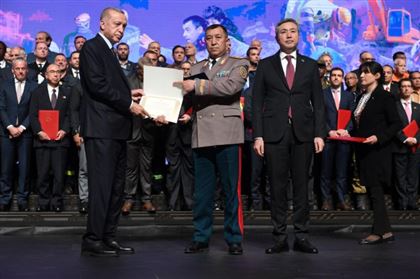 Президент Турции наградил казахстанских спасателей