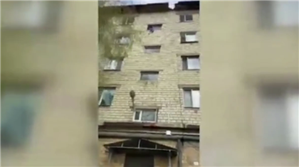 В Шахтинске спасли женщину, которая пыталась выпрыгнуть с пятого этажа