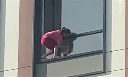 Астанчанка, моющая окно снаружи на 16 этаже, поразила казахстанцев