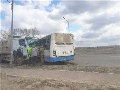 В Усть-Каменогорске автобус столкнулся с грузовиком, пострадали пассажиры