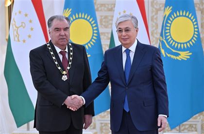 Токаев наградил президента Таджикистана орденом