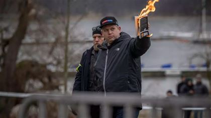 Устроившего акцию с сожжением Корана политика заочно арестовали в Швеции