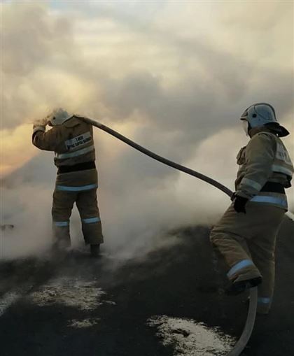 Крыша нового ЖК горит в Атырау
