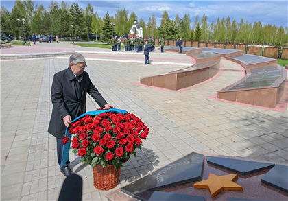 Токаев возложил цветы к Мемориальному комплексу воинам-казахстанцам в России