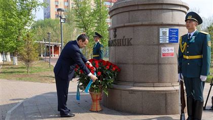 Алихан Смаилов возложил цветы к памятнику Герою Советского Союза Маншук Маметовой