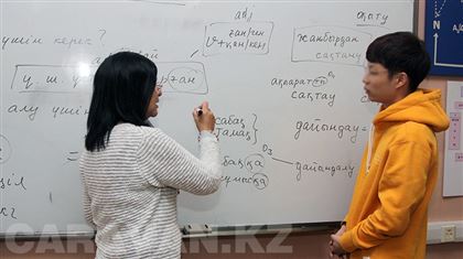 "В Казахстане нет проблем ни с русским, ни с английским языками. Есть проблема с казахским": эксперты