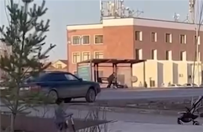 Отлетевшее от машины колесо ударило девушку на остановке в Астане - видео