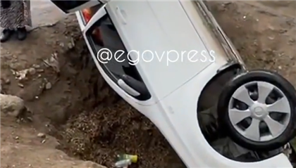 Автомобиль провалился в яму для мусора в Алматы