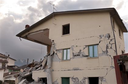 Пережившего землетрясение мальчика нашли в тысячах километров от дома