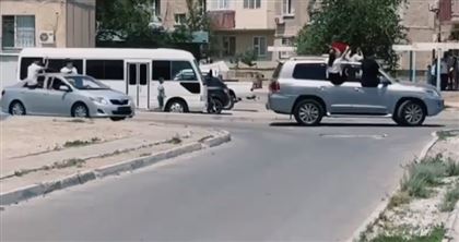 Выпускники школы устроили опасную езду на дорогах Актау