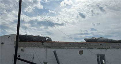 В Павлодарской области ветер сорвал крышу здания