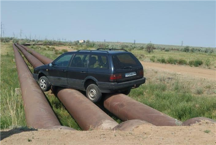 Автомобиль вылетел на шлакопровод в Павлодарской области