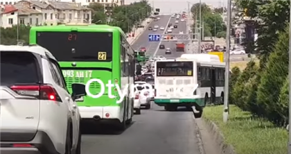 В Шымкенте автобус врезался в столб из-за отказа тормозов