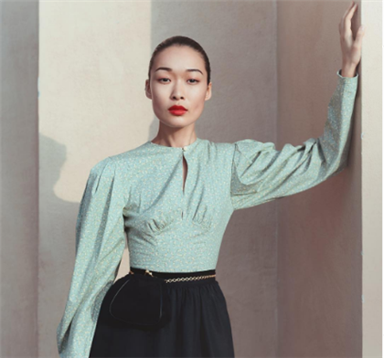 Казахстанская модель снялась в рекламе со Скарлетт Йоханссон