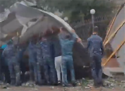 Крышу сорвал ветер с академии МВД в Караганде - видео