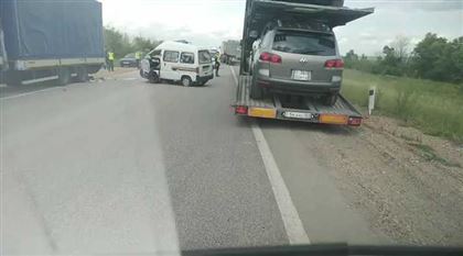 Автомобиль врезался в фуру, стоявшую на обочине трассы в Костанайской области: погибла женщина