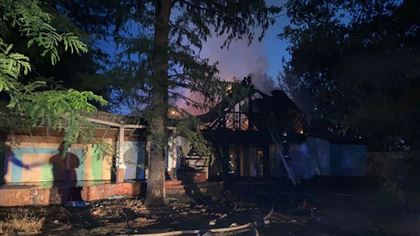 В Шымкенте в заброшенном здании произошел крупный пожар