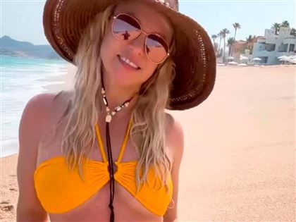 Бритни Спирс снялась в откровенном наряде на пляже