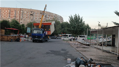 В Алматы демонтируют незаконно построенное летнее кафе