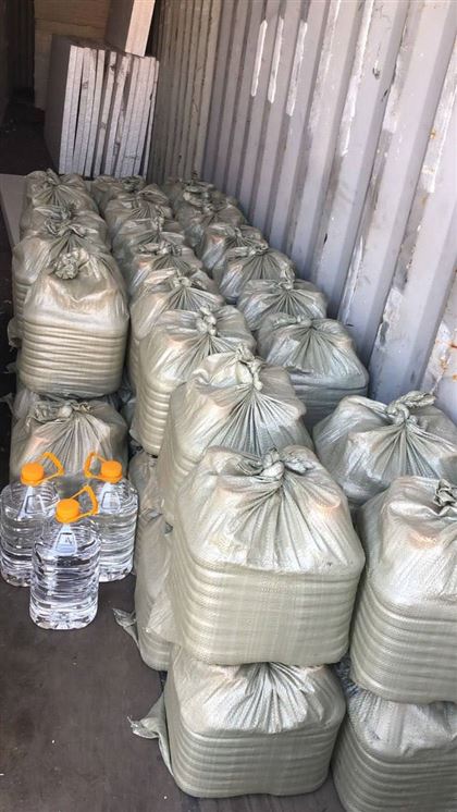 Более 3,5 тонн спиртосодержащего раствора изъяли полицейские ВКО из одного микроавтобуса