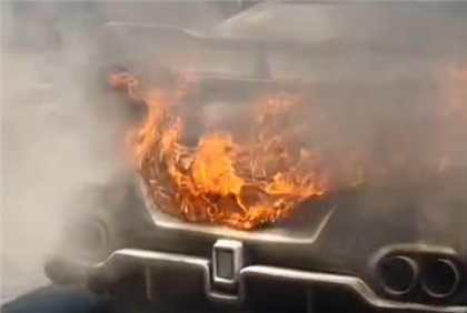 Поливальная машина потушила горящий спорткар в Алматы