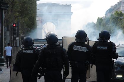 Власти Франции решили направить бронетехнику на борьбу с протестами