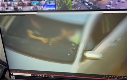 Дорожные камеры Шымкента обнаружили мужчину, который нюхал синтетический наркотик в автомобиле
