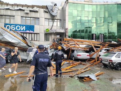 Тринадцать автомобилей повреждено после обвала кровли торгового дома в Павлодаре