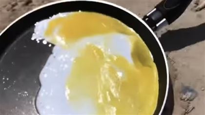 На Тенгизе мужчина приготовил яичницу на раскаленной от солнца сковороде 