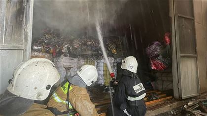 Пожар на рынке "Кенжехан-2" в Алматы потушен