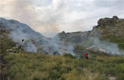 В горах в ВКО разгорелся пожар из-за удара молнии