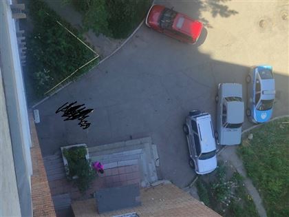 В Усть-Каменогорске мужчина выпал из окна и разбился насмерть