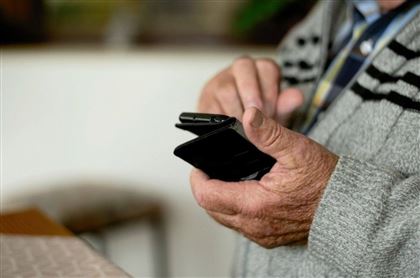 Пенсионер отдал 11 тысяч долларов за “спасение” внучки в Шымкенте