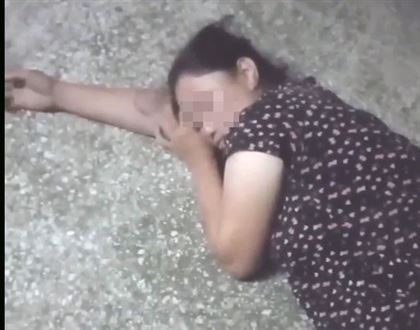 Женщина вместе с малолетними детьми спала возле подъезда жилого дома Актау 