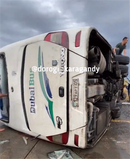 Автобус перевернулся из-за сильного ветра в Карагандинской области