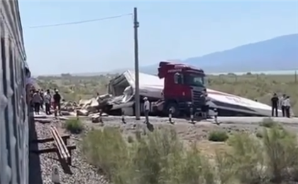 Пассажирский поезд сбил фуру в Жетысуской области - видео