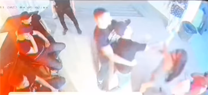 В Атырау охранники бара подозреваются в жестоком избиении девушки